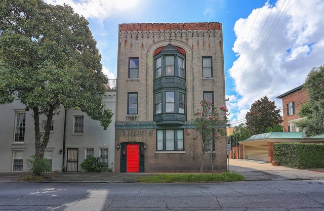 Full Building Rental | Ideal for Groups up to 24 I Walkable to Forsyth & River