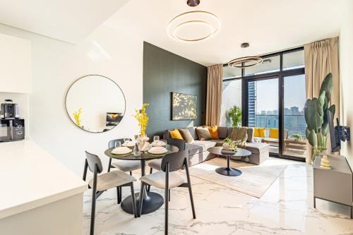 Full Canal View - Upgraded - Huge Balcony - 5 min walk from ADGM, Cleveland & Galleria - Ideal for Corporate Guests & Business Professionals