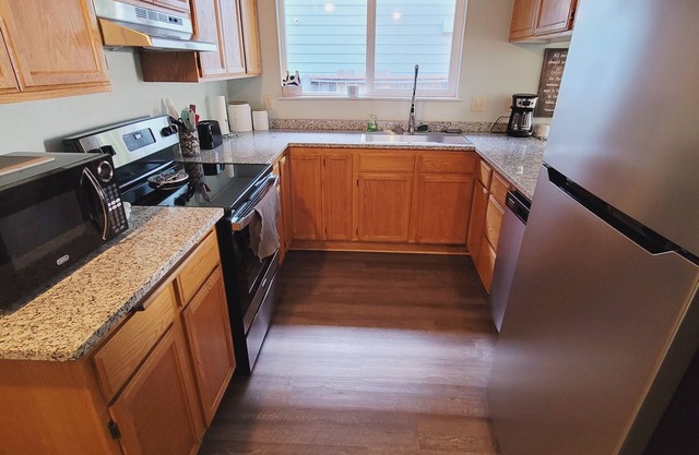 Full House: Fenced Backyard, Wi-Fi, Dogs Allowed!