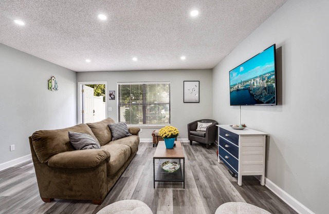 Fully Fenced |King Suite |Small Dogs Ok |Near NAS Jax|20 min to JIA |Month Stays Accepted| BBQ