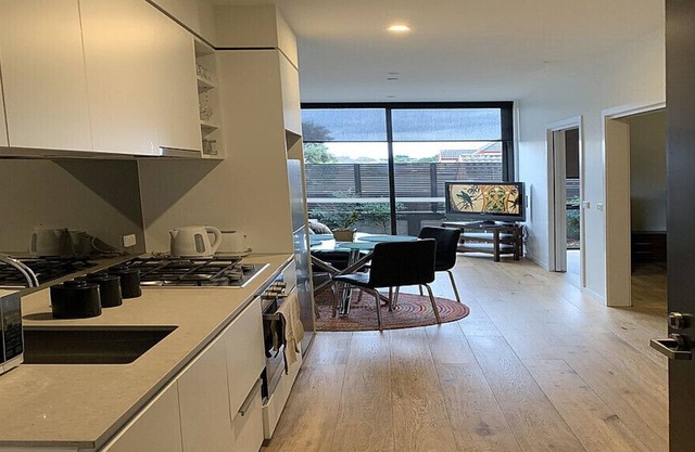 Fully Furnished New Designer apartment - Contemporary & Convenient