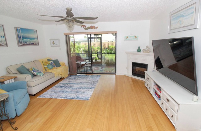 Fully furnished townhome with beach equipment, 1 block from the beach access!