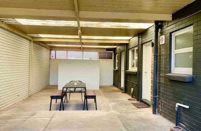 Fully renovated 2 bedroom unit. Free garage parking & unlimited NBN wifi. Bed & bath linen hire inc.
