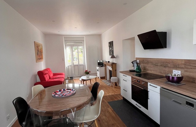 Fully renovated house, 3 min. from Dinan, enclosed garden with parking space