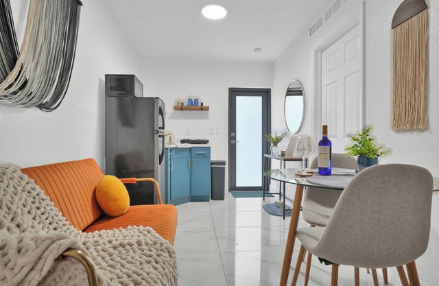 Fully-Stocked Guest Suite Retreat w/Private Patio, Free Parking. Near Hotspots