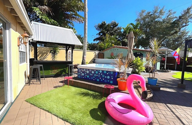 Fun Filled Resort: Hot Tub, Tiki Bar & Arcade Room