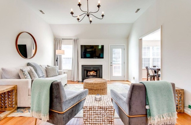 Fun-Filled Stay: Game Room*HOT TUB*Sleeps 10