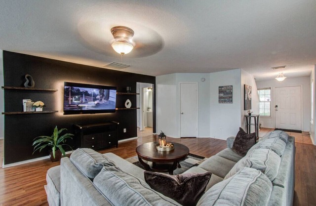 FUN Getaway: 4BR, King Suite, Arcade, 2 SmartTVs