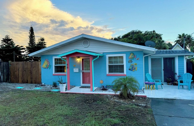 Funky, Fabulous, & Hip MCM Vibe Beach House~Walk to Beach~1 King Bed~2 Queen Bed