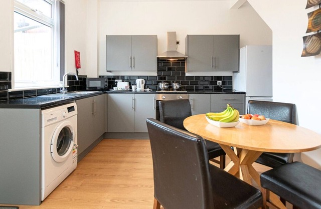 Furnished 2BR House in Leigh | Free Parking & Fast WiFi | Long Stays Welcome