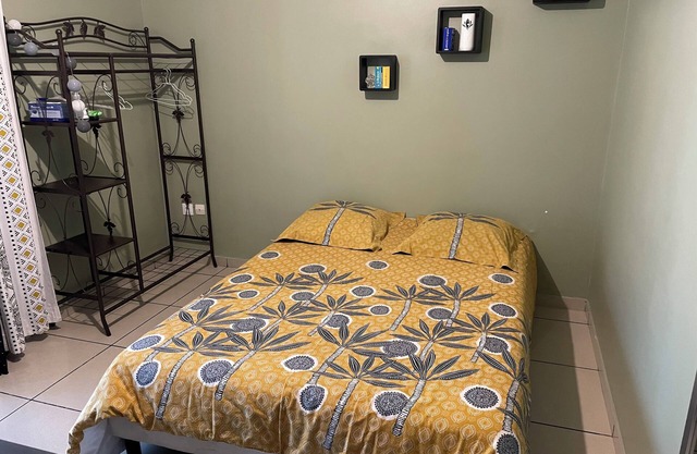 Furnished air-conditioned room in a villa with swimming pool