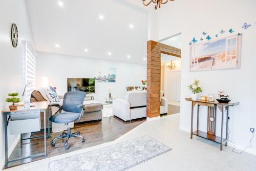 Furnished Family Home near Toronto - Great Location Game Room - Backyard - Parking & Self Checkin