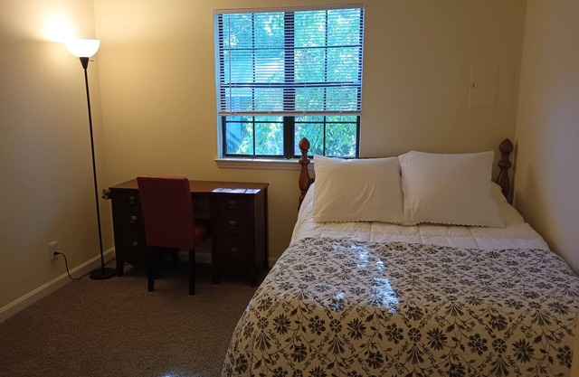 Furnished Guest Room with Private Bath -Close to Everything!