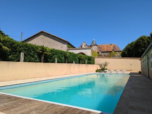 Gîte Authentique avec Piscine Chauffée en Charente - FR-1-653-278
