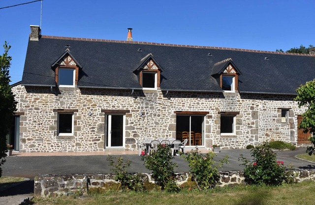 Gîte La Mancellière Ambrières, Large garden, games & petanque
