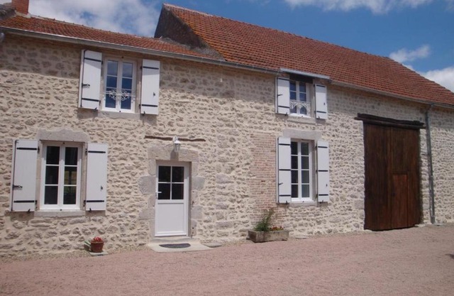 Gîte rénové, draps inclus, terrasse, salle de jeux, poêle, WiFi, animaux OK, parking, campagne calme - FR-1-489-410