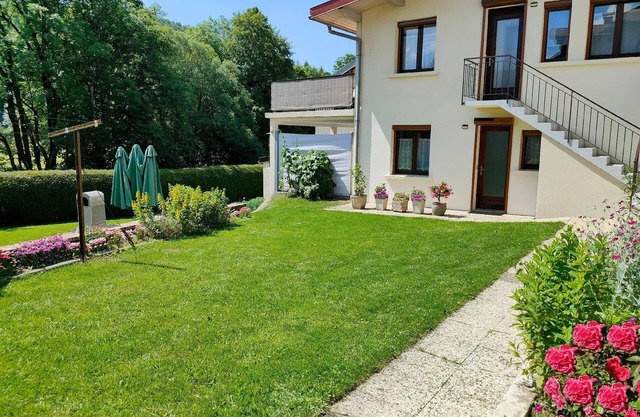Gîte Rosier Montagnes Jura with Spa Sauna river