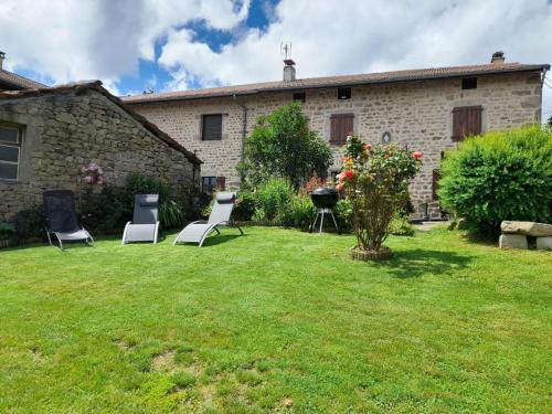 Gîte rustique rénové à Chalmazel avec grande capacité et jardin - FR-1-496-249