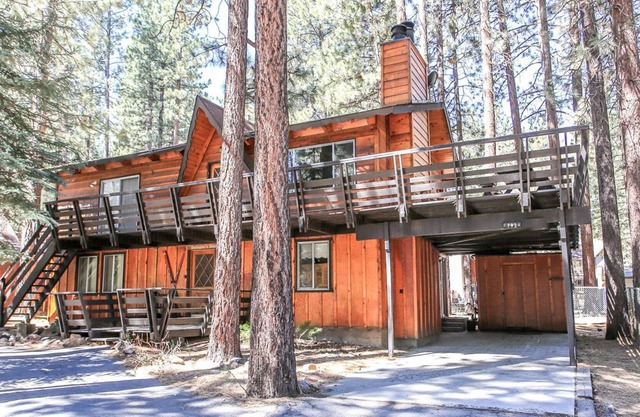 Gallagher's West - Pine surrounded deck and barbecue, Bumper Pool and Wet bar and Darts