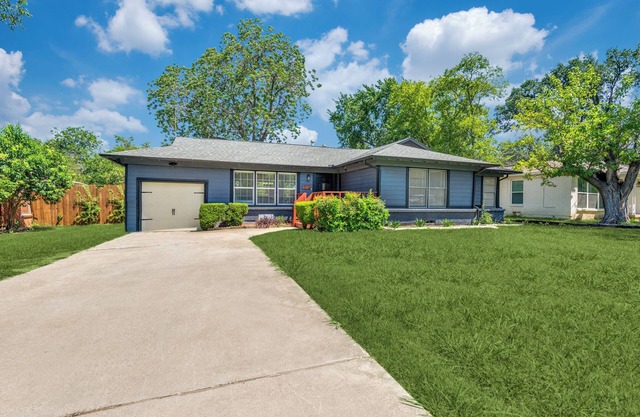 Game Day Oasis Hot Tub I Pool table I Mini Golf