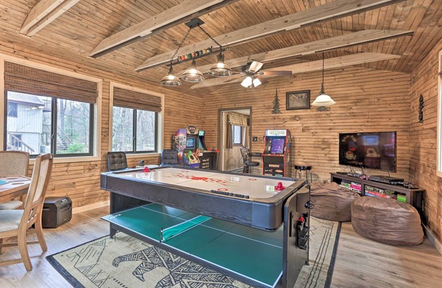 Game Room & Golf Cart: 'Bear Den' Pocono Lake Home