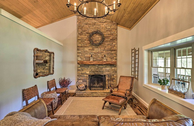 Game Room, Theater + Deck: Burnsville Cabin!