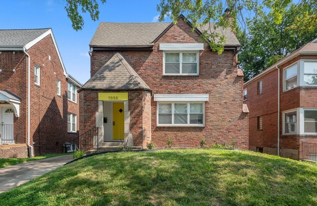 Game Room + Walk to Loop Near Hospitals STL