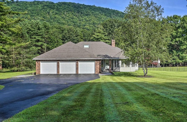 Game Room, Yard and Hot Tub Spacious Catskills Home
