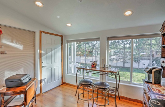 Game Room, Yard, Deck & Fireplace: Lakeside Home