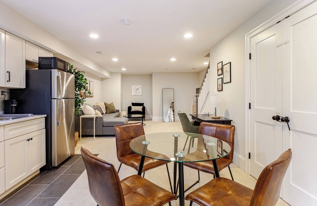 Garage, King Bed, and Queen Pullout in Cap Hill. Two Blocks to Metro/Restaurants