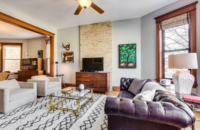 Garage Parking - Vintage Charm - and a Fabulous Location! Easily Enjoy the Best of Chicago! by AllSet Turnover