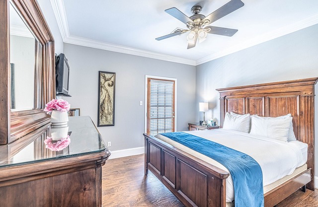 Garden District 2BR Townhouse w/Gated Parking