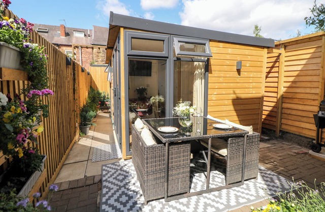 GARDEN SUITE, pet friendly, with a garden in Dronfield