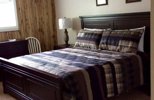 Garden View Deck Private Unit. Historic 1830's Updated unit wi/fi, AC, Smart TV