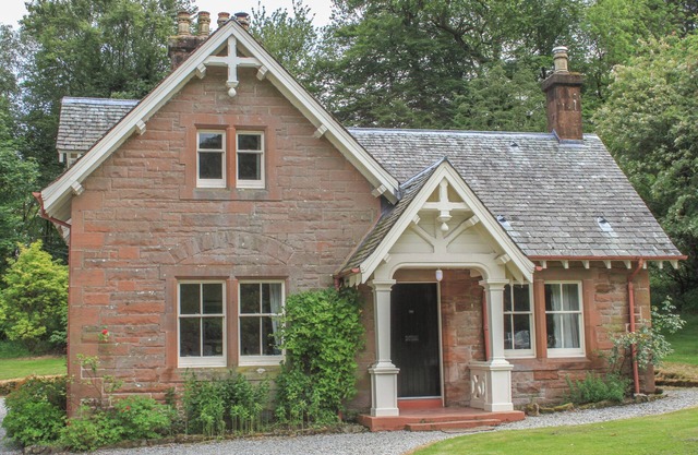 GATE LODGE - THREAVE ESTATE, pet friendly in Castle Douglas