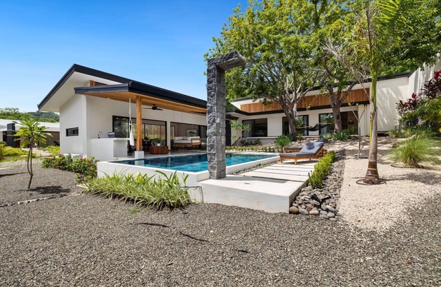Gated community, Luxury 4-bedroom house in awesome Tamarindo with AC, WiFi