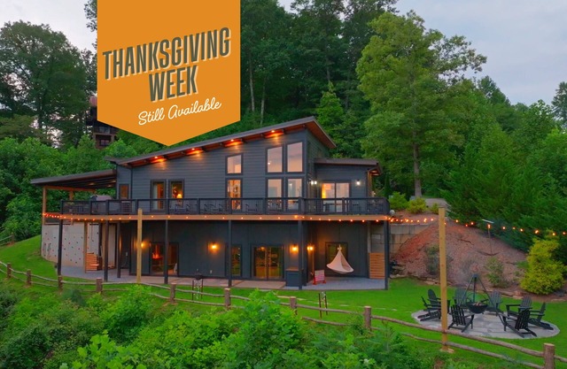 Gather for Thanksgiving! Mountain Views, Hot Tub & Family Game Room