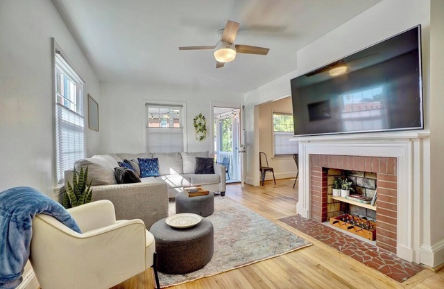 Gather! PingPong~6BR~PorchTV~Walk Dtwn~Pets~15+