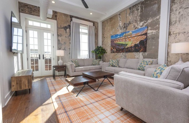 Gay St Luxury: Walk Everywhere!