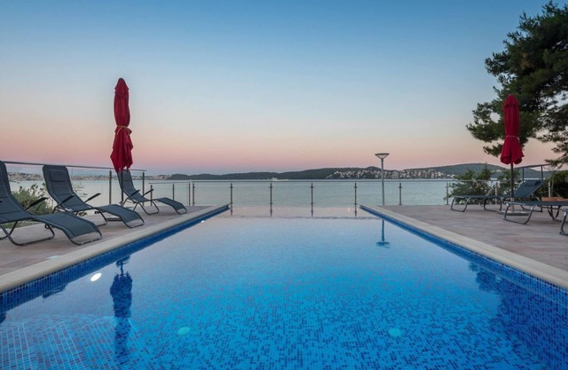 GEM OF THE SEA WITH BRAND NEW INFINITY HEATED POOL SPECTACULAR BEACH APT. ANYA