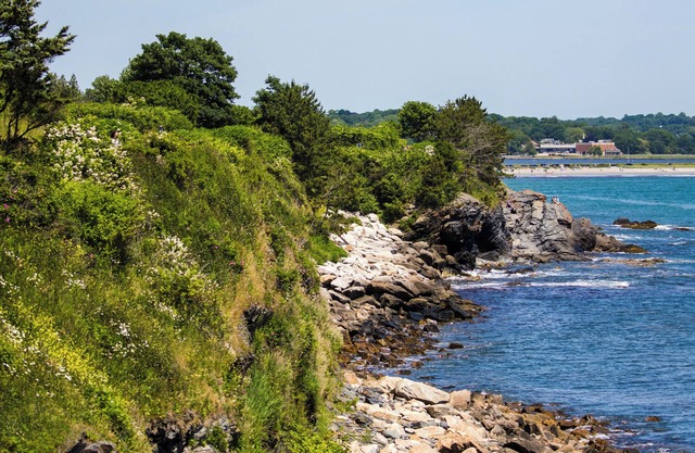 Generously Sized Room Near the Airport w/Hot Tub & 2 Pools Access - Parking