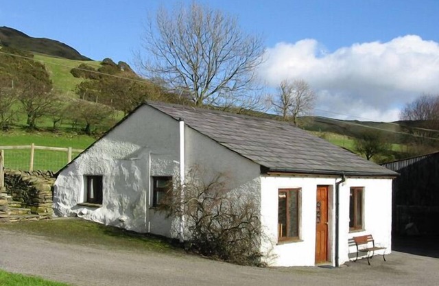 GHYLL BANK BUNGALOW, pet friendly, with open fire in Staveley