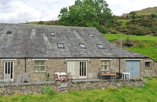 GHYLL BANK BYRE, pet friendly, character holiday cottage in Staveley