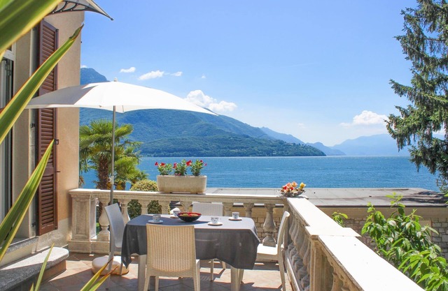 GiardinoLago Bianco Holiday flat on the lake with pool