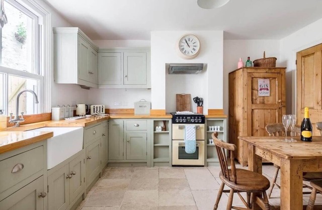 Gin O'Clock, Mevagissey. Level Walk to Harbour!