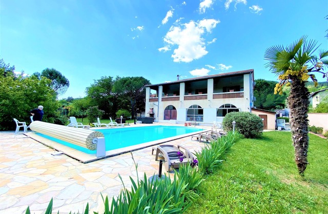 Gîte 4/6p, 2 bedrooms, 2 bathrooms, heated outdoor pool, park, jacuzzi, trampoline