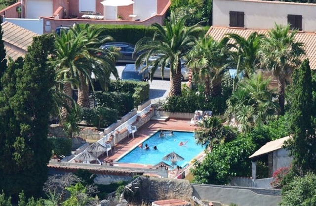 Gitelacapelle with 3 swimming pool rooms, 10mm from wild beaches, tropical setting ....