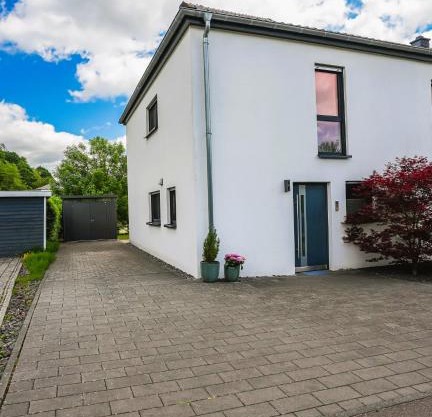 Glückshälfte - Moderne Haushälfte mit XXL-Parkplatz, Bike-Storage & Garten nahe Trier