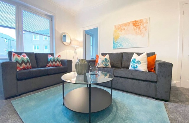 Gladsmuir House - three bedroom upper near motorway and train station Glasgow