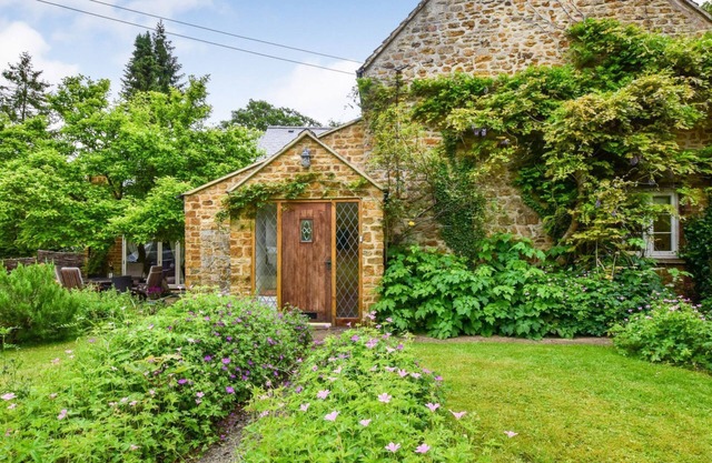 Gladstone Cottage - sleeps 8 guests in 4 bedrooms